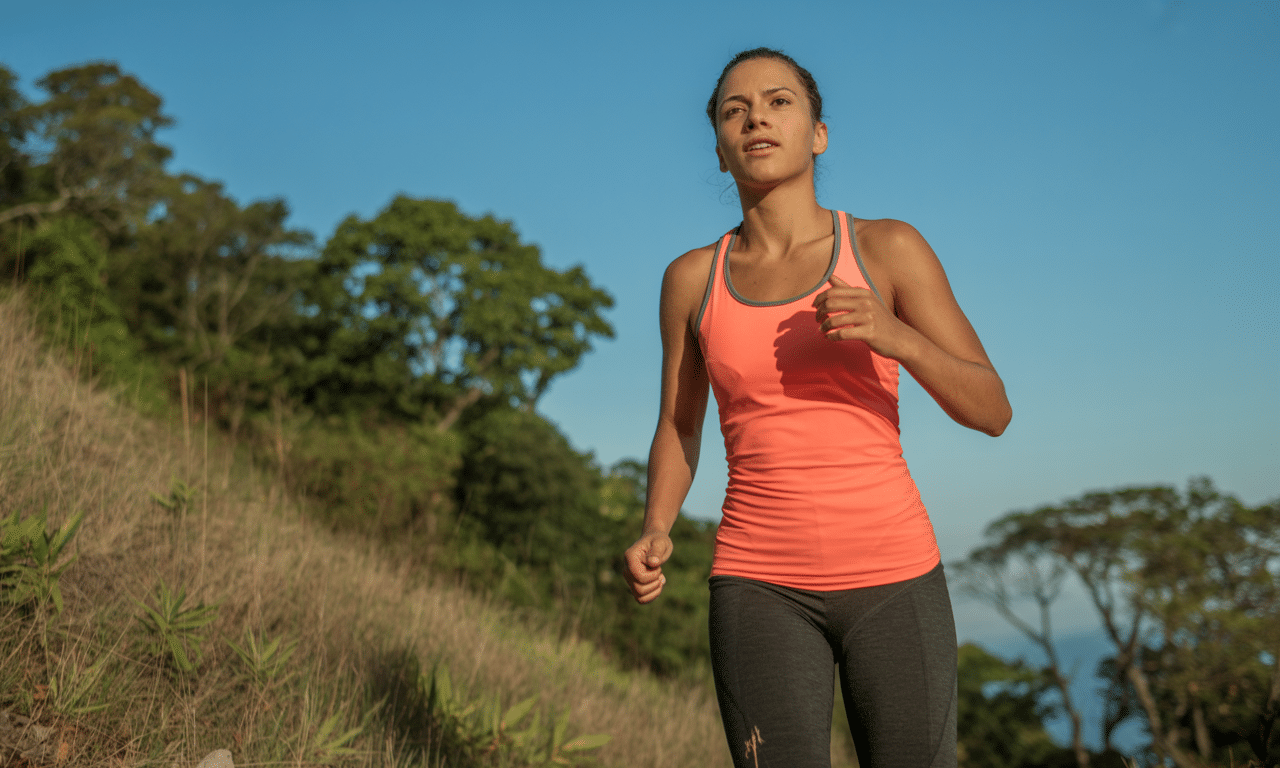 descubra como a caminhada inclinada pode aumentar a queima de calorias e melhorar seu condicionamento físico, sem a necessidade de correr. saiba os benefícios e dicas para aproveitar essa técnica eficaz.
